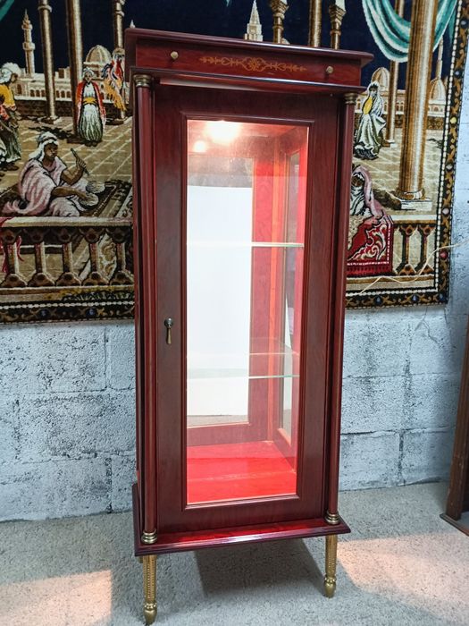 Móvel expositor espelhado/ Vitrine de época com duas prateleiras e ilu