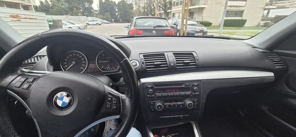 BMW 118d E87 | 2010 | Nacional | Azul BMW | Viatura de Serviço