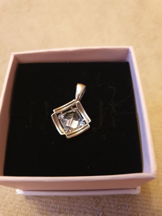 Srebrna zawieszka z cyrkonią