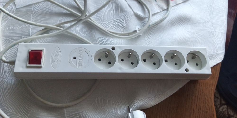 Przedłużacz elektryczny 5 punktowy z uziemieniem 3 mb.