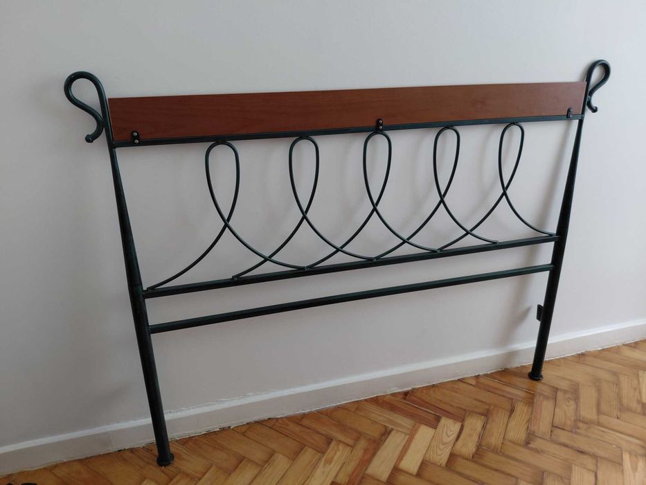 Cama estilosa com colchão