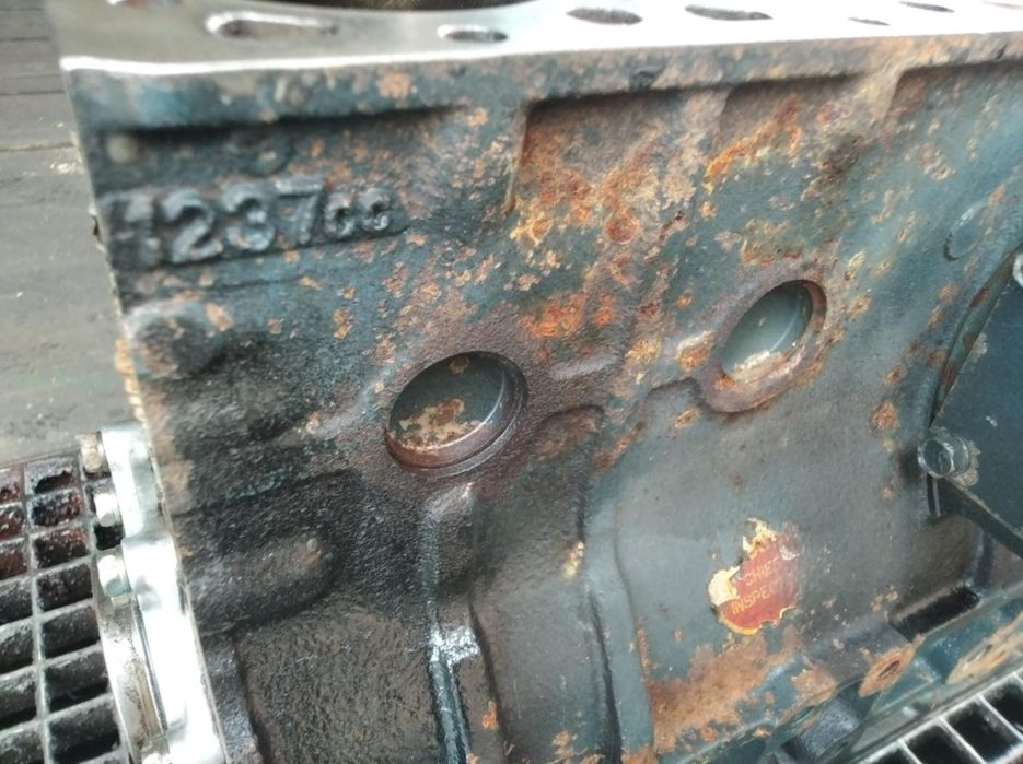Kubota silnik V1200, blok silnika, dół silnika