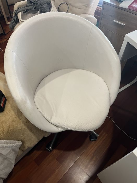 Secretaria de canto com cadeira