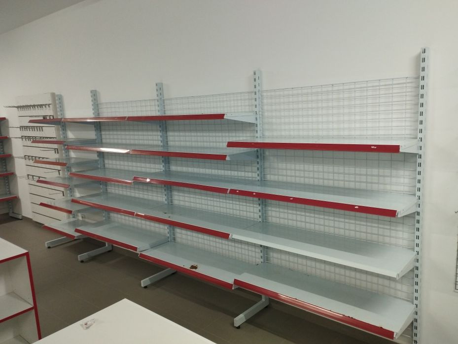 Estantes metálicas e painéis multi régua