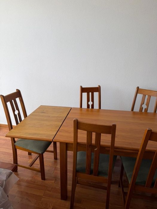 Mesa de sala de jantar com cadeiras
