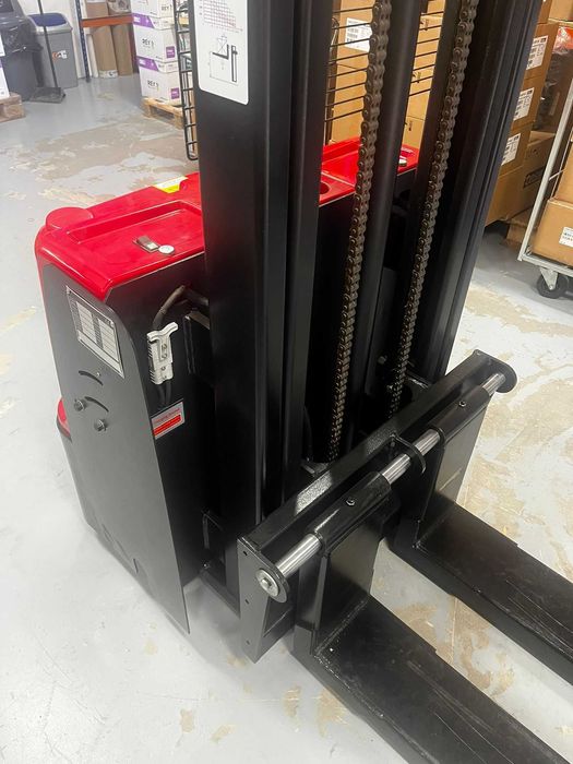 Stacker Elétrico Profissional – 1500kg / 3 Metros de Elevação – Novo (Modelo 2026) com Capacidade de Rampa