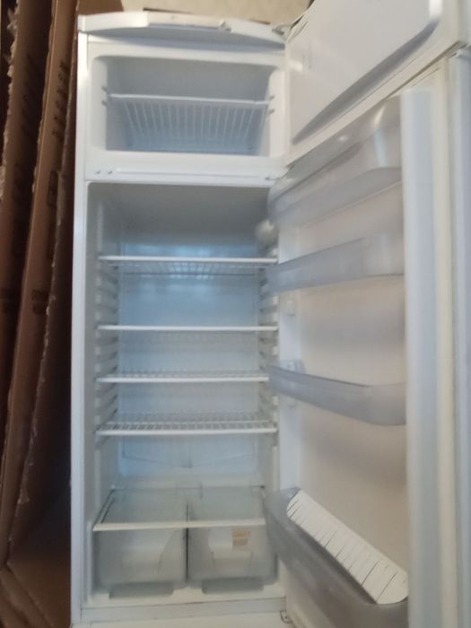 Продам холодильник Indesit