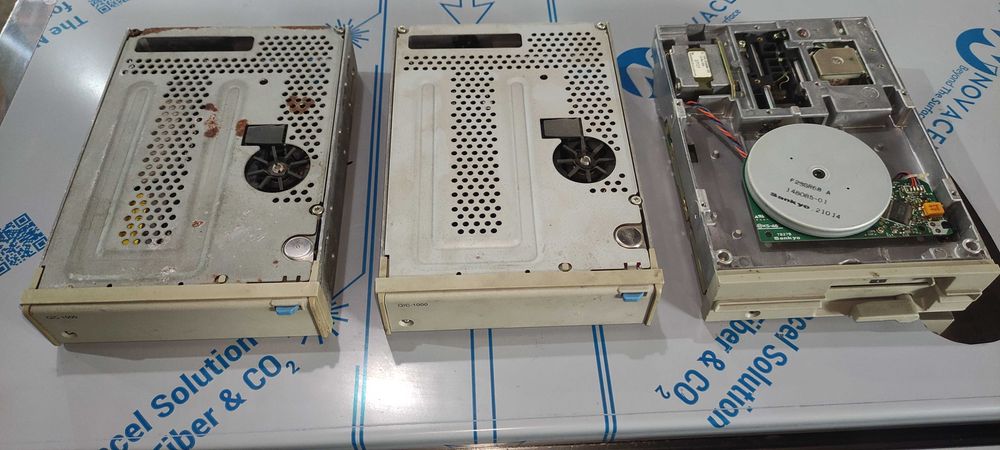 Stacja dyskietek IBM 525 oraz kaset STREAMER TANDBERG TDC 4120