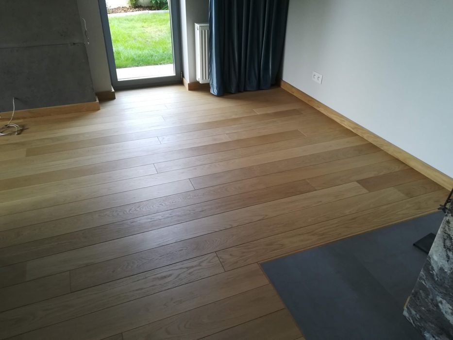 Montaż paneli desek podłogowych paneli winylowych