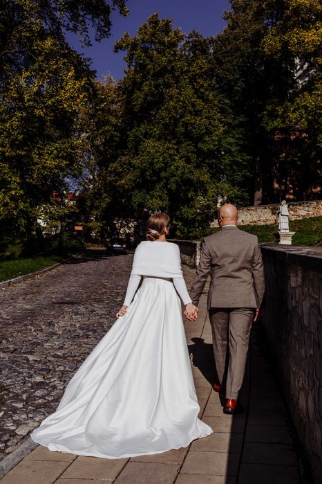 Suknia ślubna z podpinanym trenem