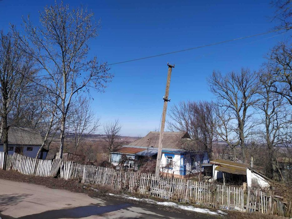 Продається будинок в селі з сараєм,літньою кухнею,погрібом.Є криниця.