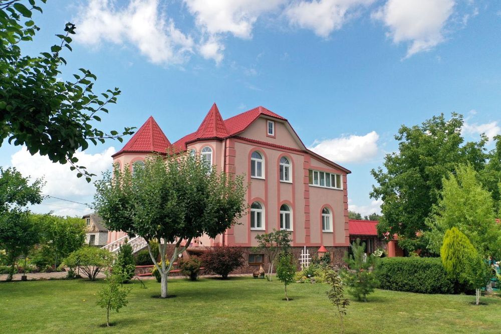 Будинок 2 входи з функціональним цоколем, Басейн та гостевою будівлею