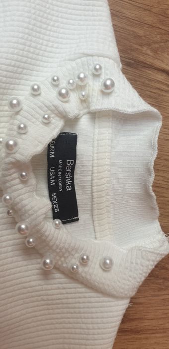 Biała obcisła elastyczna bluzka z kołnierzem w perły