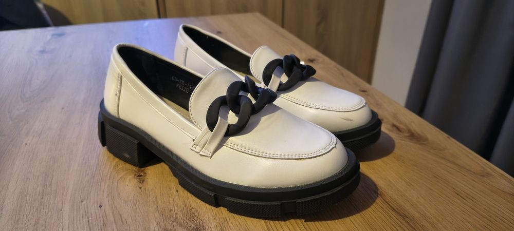 Eleganckie półbuty. Rozm. 37.  Klamra