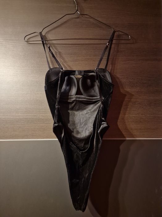 Welurowe czarne body