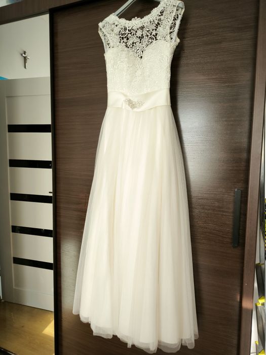 Suknia ślubna z welonem