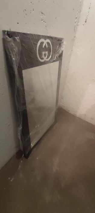 Solidne lustro z drewna w czarnym połysku