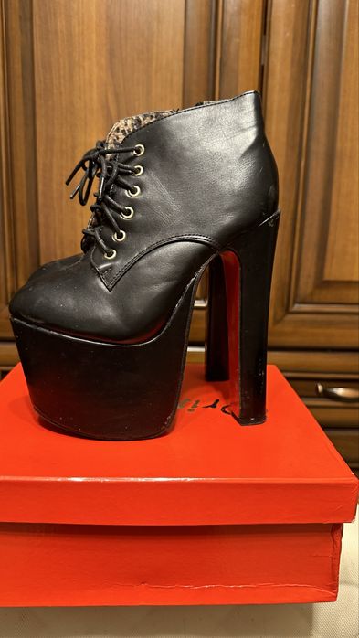 Ботильйони, сапожки на підборах