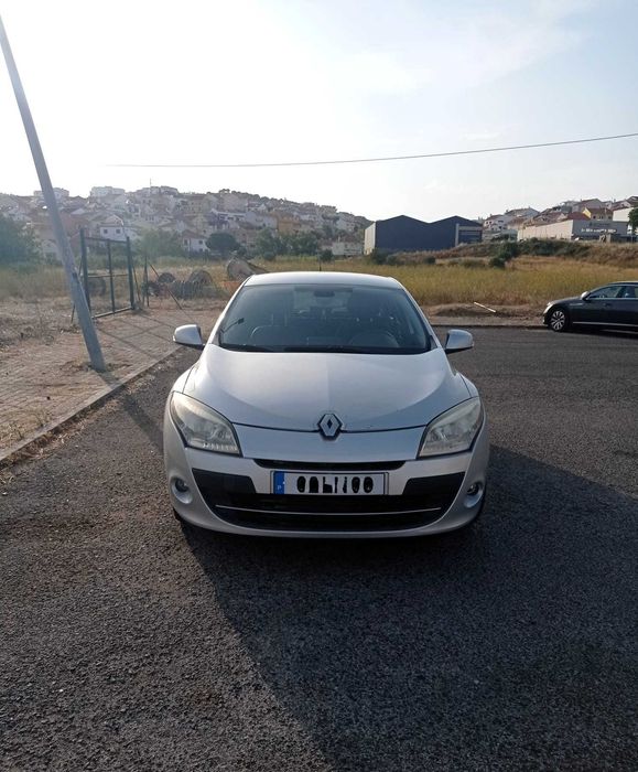 Vendo Renault Mégane 1.5 dCi de 2011 em bom estado geral, muito confortável, económico e pronto a circular.