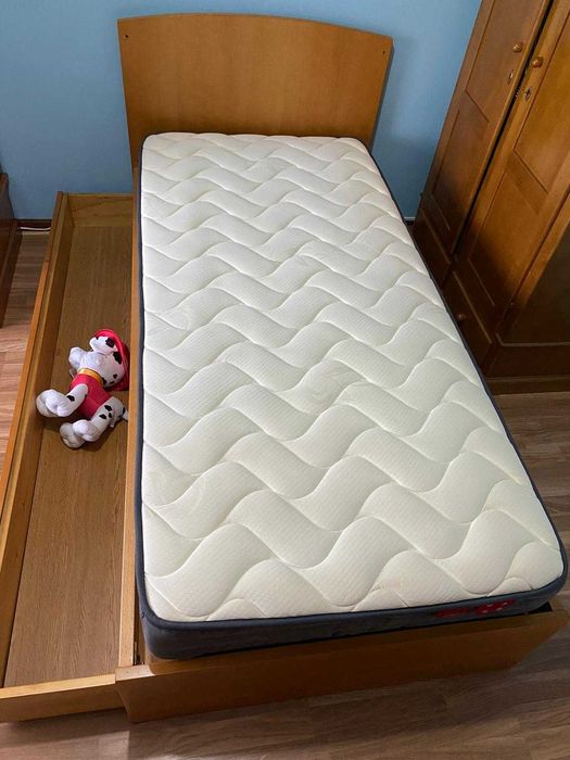 Quarto infantil completo em madeira transformável e com colchão