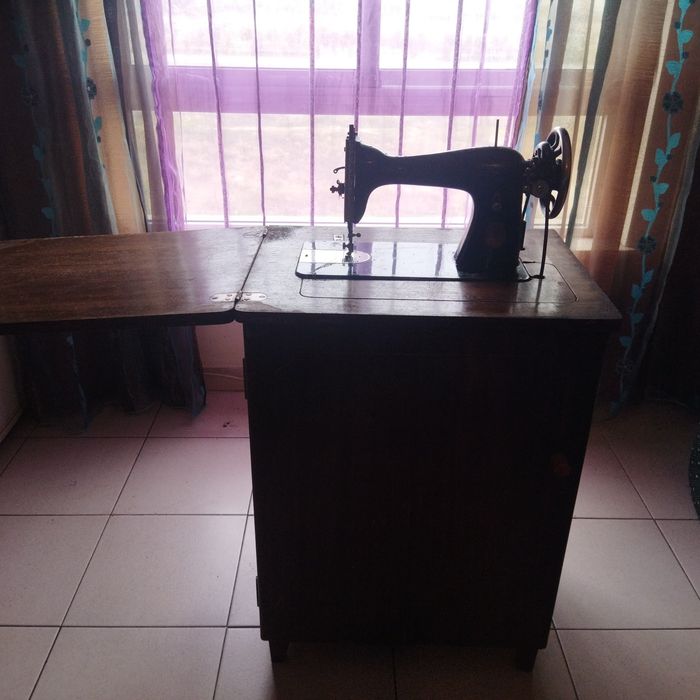 Máquina de costura antiga, com mesa.