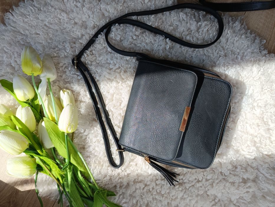 czarna torebka mohito z regulowanym paskiem ze złotymi dodatkami l