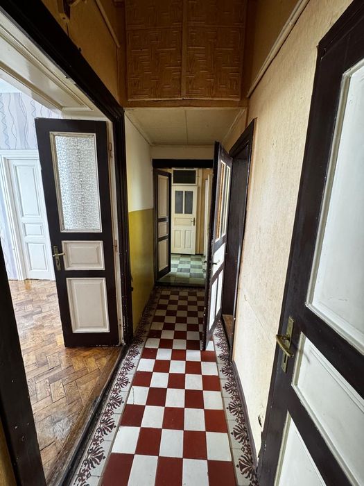 Продам 3-х кімнатну квартиру у центрі Дрогобича.