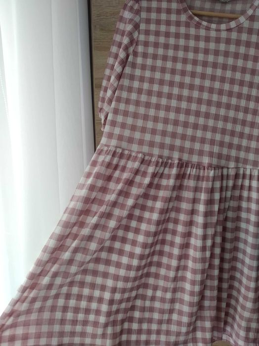 Sukienka Stradivarius pudrowy róż w kratę kratkę M