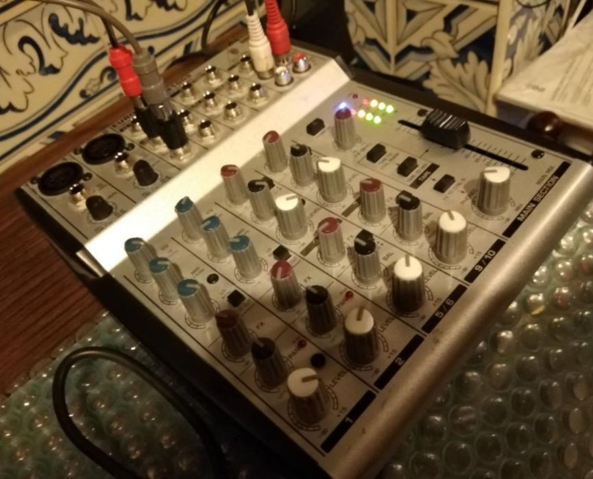 Mesa de mistura Behringer mod UB 1002
