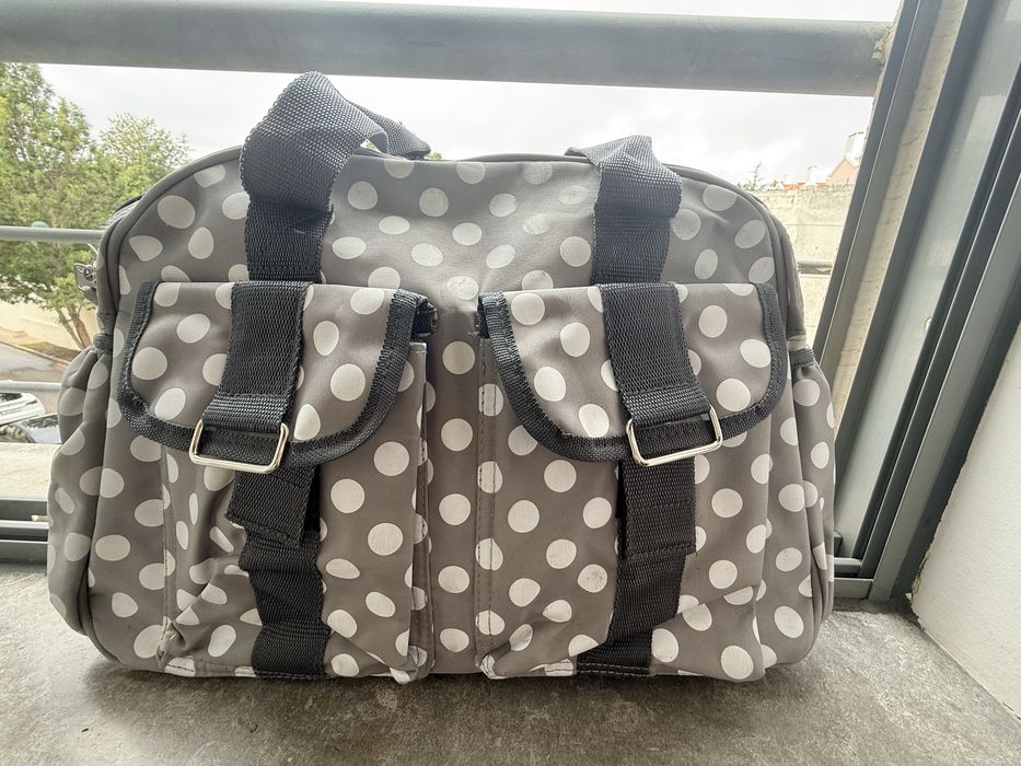 Mala de maternidade com um padrão divertido de bolinhas.