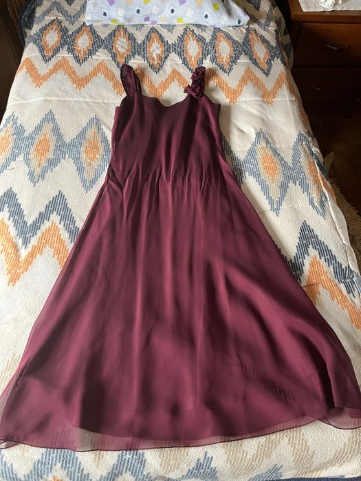 Vestido bordeaux com flores na alça