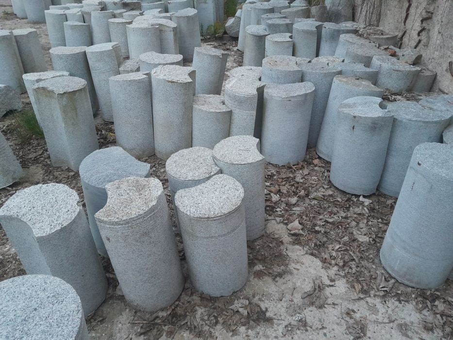 walce granitowe , rdzenie z kamienia ,  postument , słupek, palisada