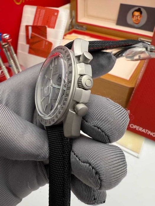Omega Speedmaster cinzento