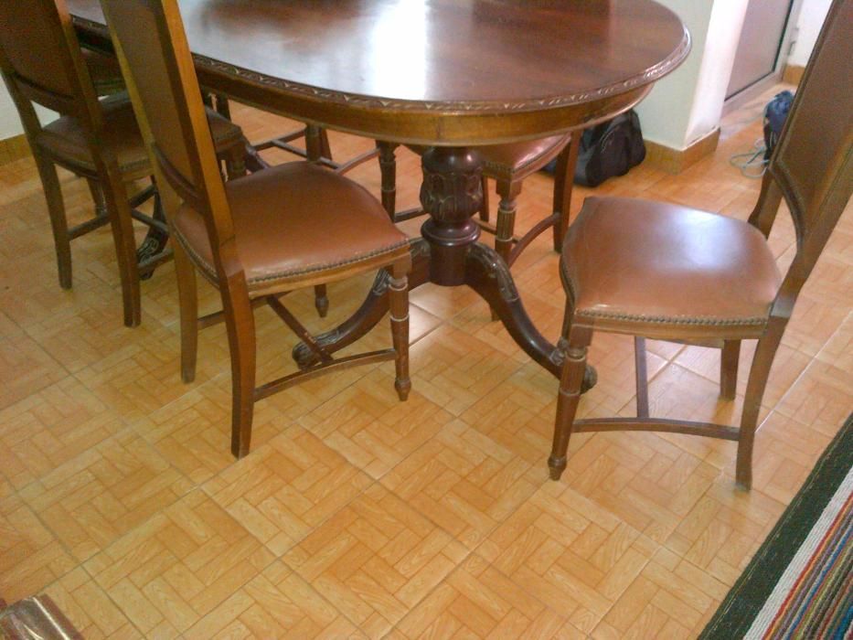 Mesa de Jantar Clássica em Madeira  + 6 Cadeiras