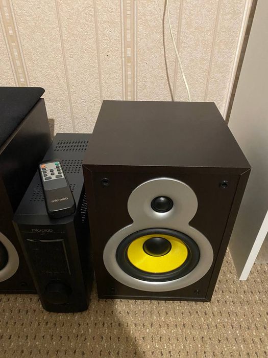 Акустика, колонки microlab pro 2 и sven nf-11 около hi-fi, мониторы