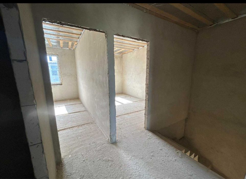 Таунхаус з гаражем Готовий до ремонту.Підведені всі комунікації