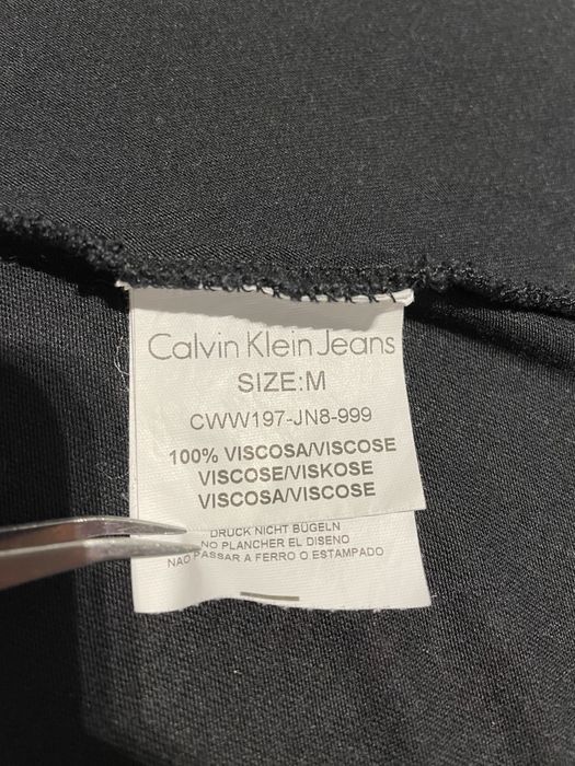 Czarna taliowana sukienka Calvin Klein Jeans