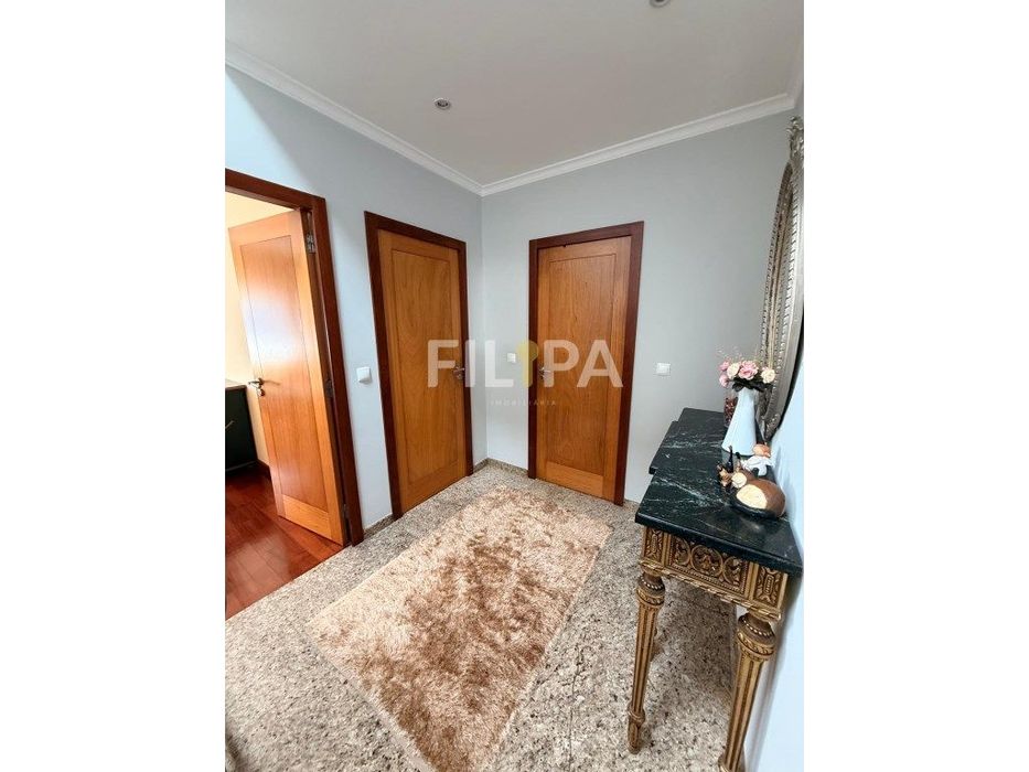 Moradia T5 com espaço exterior - Maia