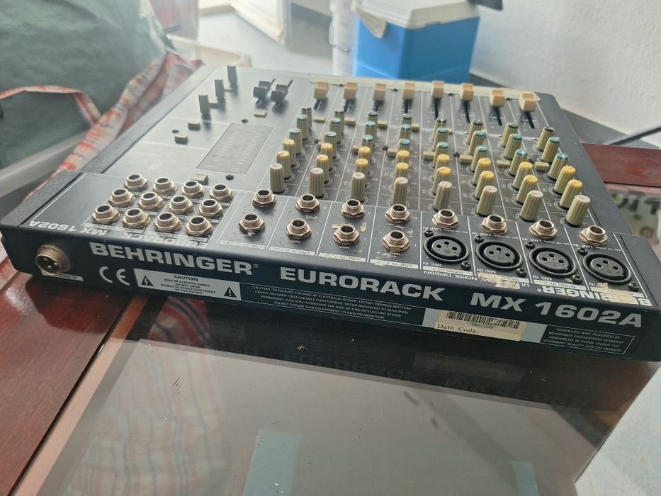 Vendo Mesa de Mistura Behringer Eurorack MX1602 – 16 Canais – Funcional