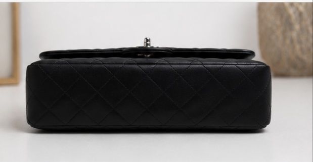 Chanel Mini Flap em couro matelassé preto com ferragens prateadas