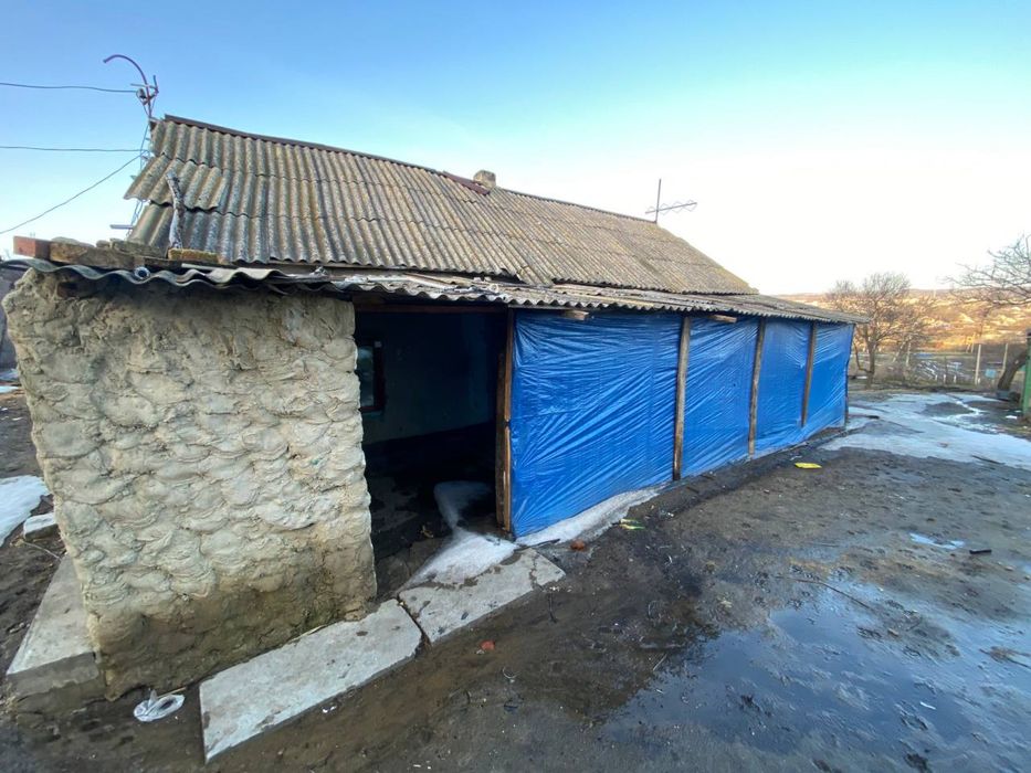 Продам хату та недобудованний будинок