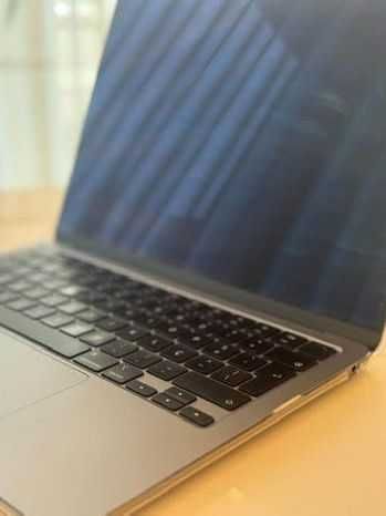 MacBook Air Apple M2 com capa transparente