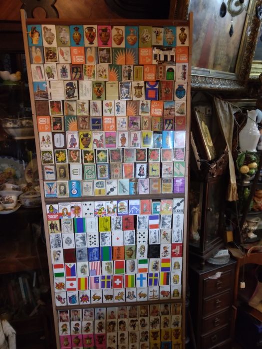 Colecção de 250 caixas de fosforos  num quadro