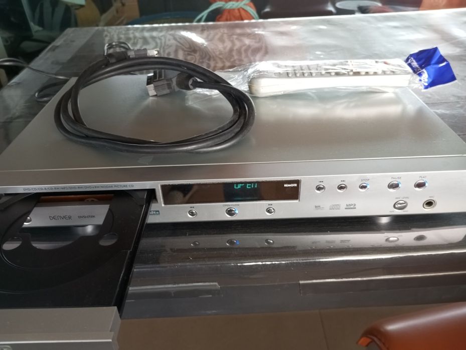 Leitor de CDs e 215 CDs filmes