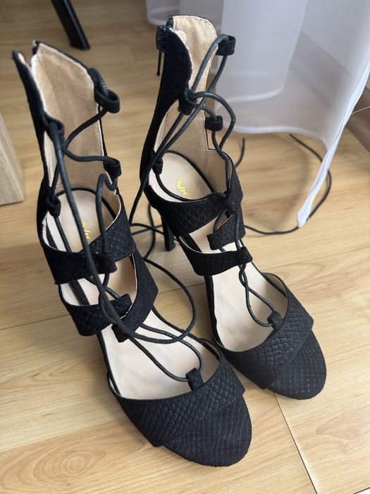 Czarne szpilki sandalki na obcasie wiązane