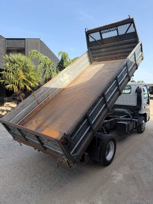 Carrinha isuzu tribasculante