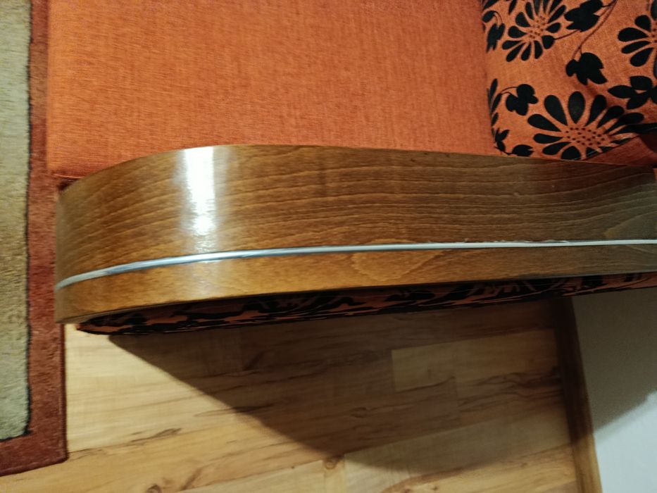 Sofa rozkładana z poduszkami