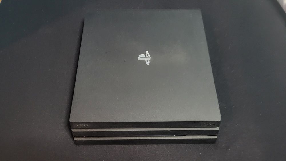 PS4 Pro 1TB, 2 pady, kamera V2, stacja ładująca, uchwyt ścienny metalo