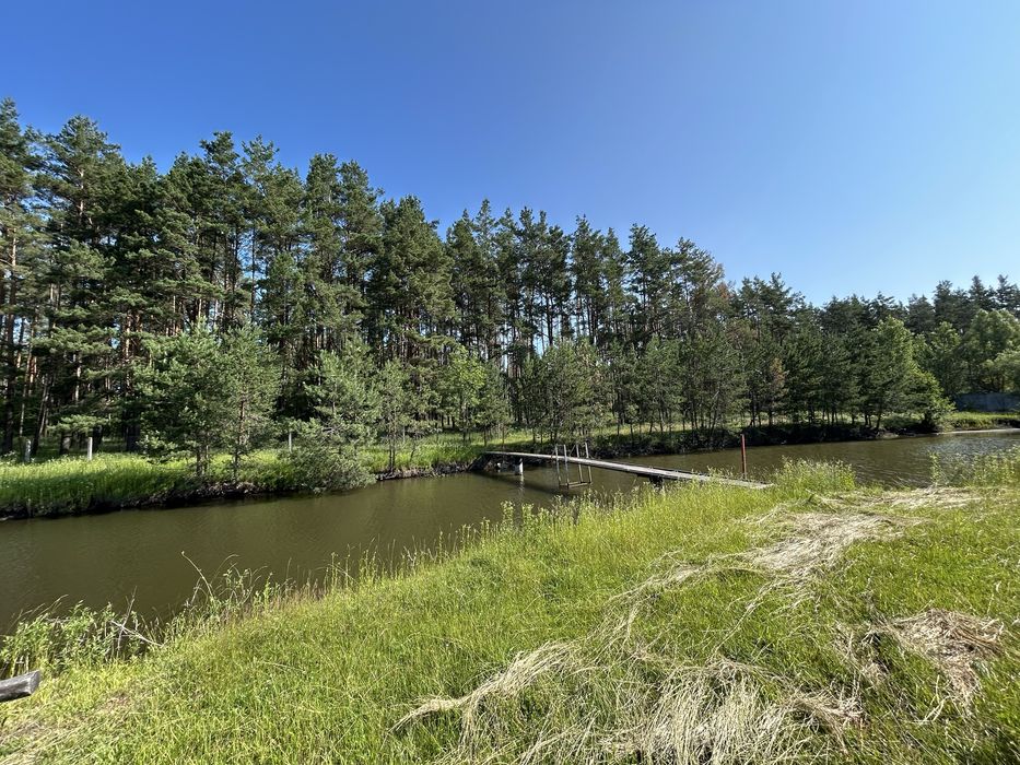 Будинок з озером