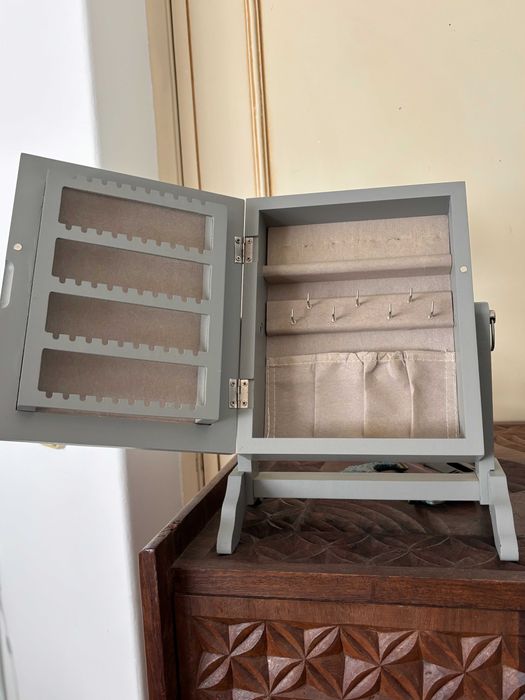 Guarda Jóias com espelho e porta